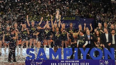Finalde Eczacıbaşı Dynavit’i 3-0 yenip Kupa Voley’de şampiyon oldu: Kupa Fenerbahçe’nin