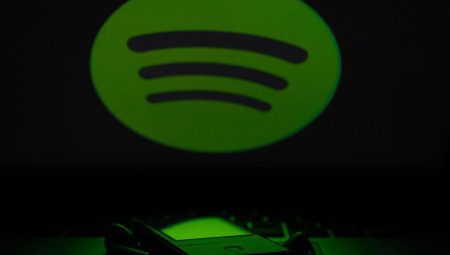 Spotify, tenkit yağmuruna tutulan logosunu güncelledi